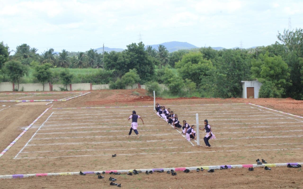 Bihar News: मनरेगा से बनाये जा रहे खेल मैदान में किया जा रहा बदलाव, क्रिकेट खेलने वालों की बढ़ी परेशानी