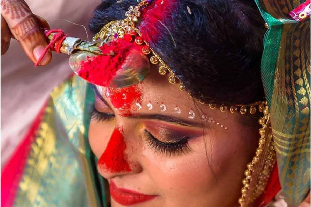 Married life and Vermilion: सिंदूर लगाते समय नाक में गिरना क्यों है शुभ, आखिर क्या है धार्मिक मान्यता और महत्व