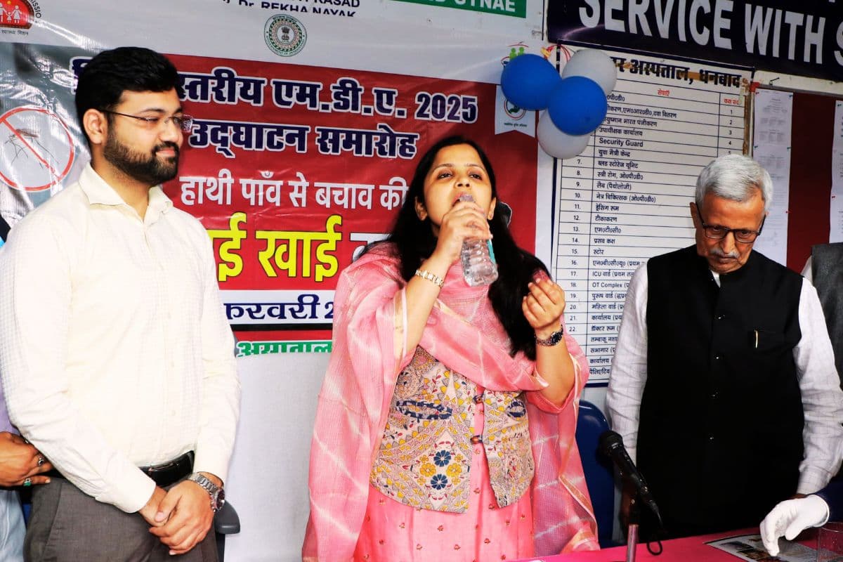 धनबाद की उपायुक्त ने खायी डीइसी और अल्बेंडाजोल की गोली, शुरू किया फाइलेरिया उन्मूलन अभियान