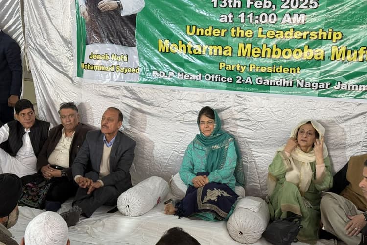 Waqf Bill: 'अमित शाह के दिल में चोर', महबूबा बोलीं- जम्मू-कश्मीर में भड़क रहा ज्वाला कभी भी फट सकता है