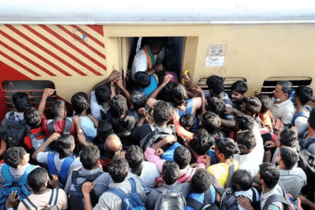 Mahakumbh 2025: अमृत स्नान में जाने के लिए स्टेशन पर उमड़ा यात्रियों का हुजूम, यूपी प्रशासन आने से कर रही मना