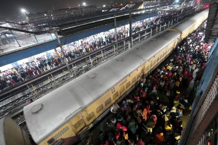 Delhi Railway Station Tragedy: यात्री का सामान गिरने से नई दिल्ली स्टेशन पर मच गई भगदड़
