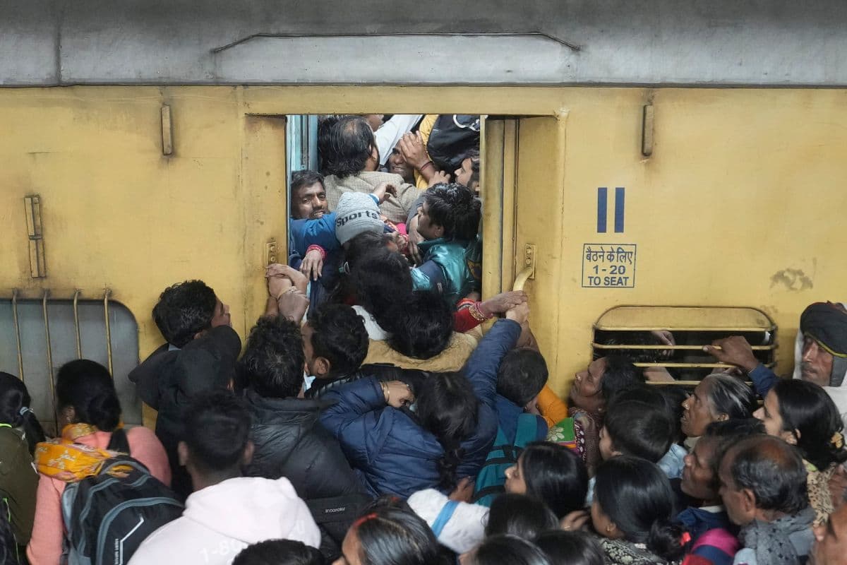 Delhi Railway Station Stampede: नई दिल्ली स्टेशन में भगदड़ की वजह आई सामने, पुलिस ने बताया क्यों मची अफरातफरी