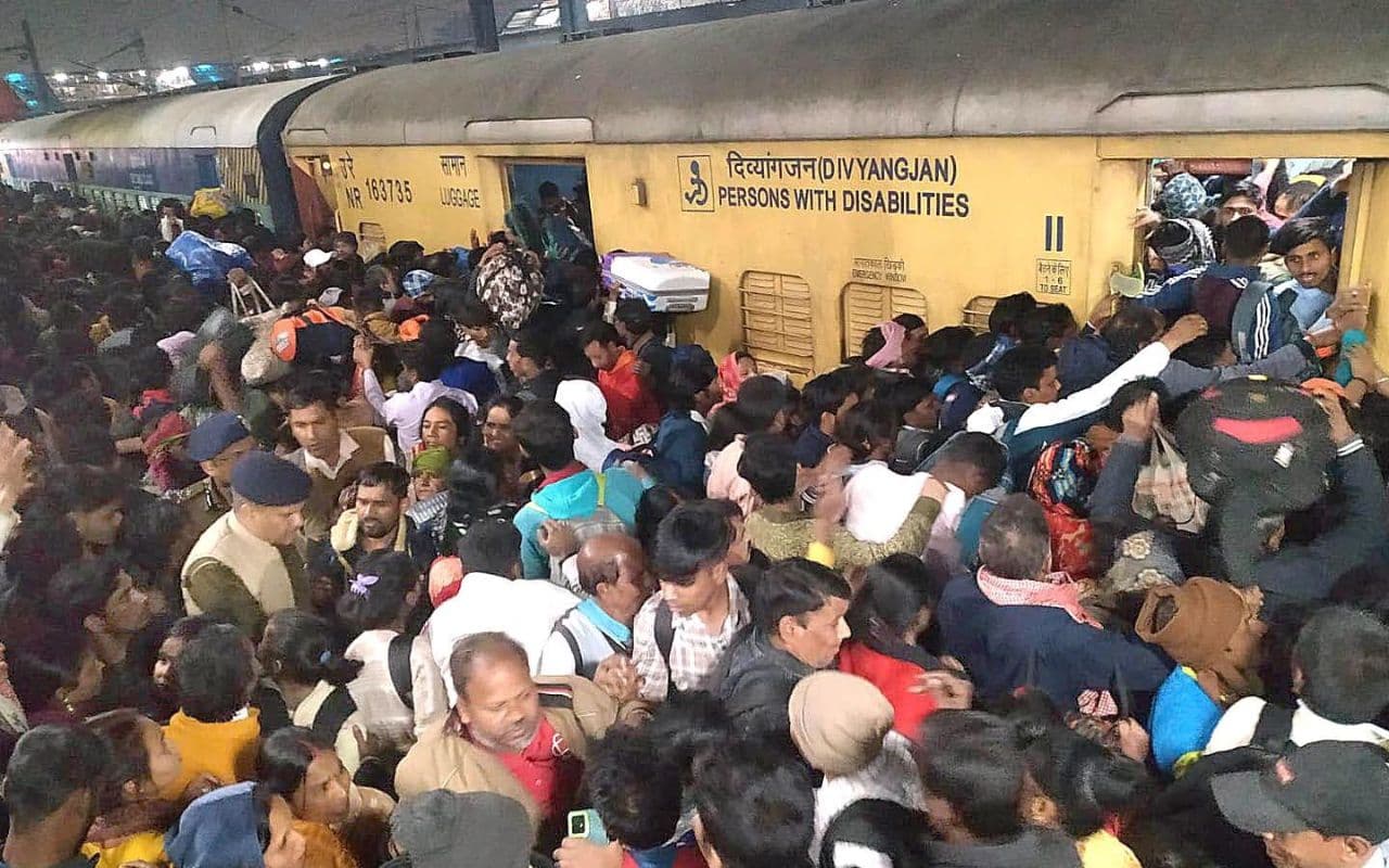 Delhi Stamped Video: '1981 से रह रहा हूं, ऐसी भीड़ नहीं देखी', 15 लाश उठाने वाले कुली ने बताया- जो गिर गए वो नहीं उठ पाए