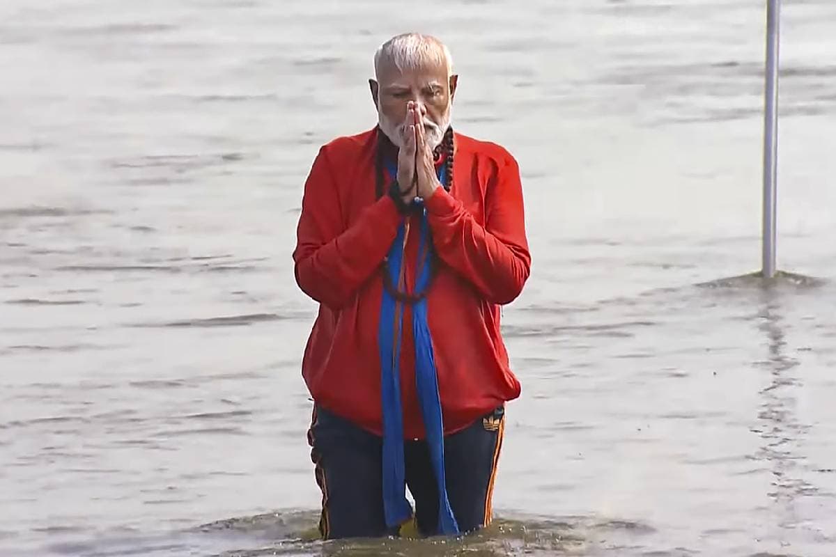 PM Narendra Modi in Mahakumbh : рдкреАрдПрдо рдореЛрджреА рдиреЗ рд╕рдВрдЧрдо рдореЗрдВ рдбреБрдмрдХреА рд▓рдЧрд╛рдИ, рдкреНрд░рдпрд╛рдЧрд░рд╛рдЬ рдореЗрдВ рд▓рдЧреЗ рдореЛрджреА-рдореЛрджреА рдХреЗ рдирд╛рд░реЗ