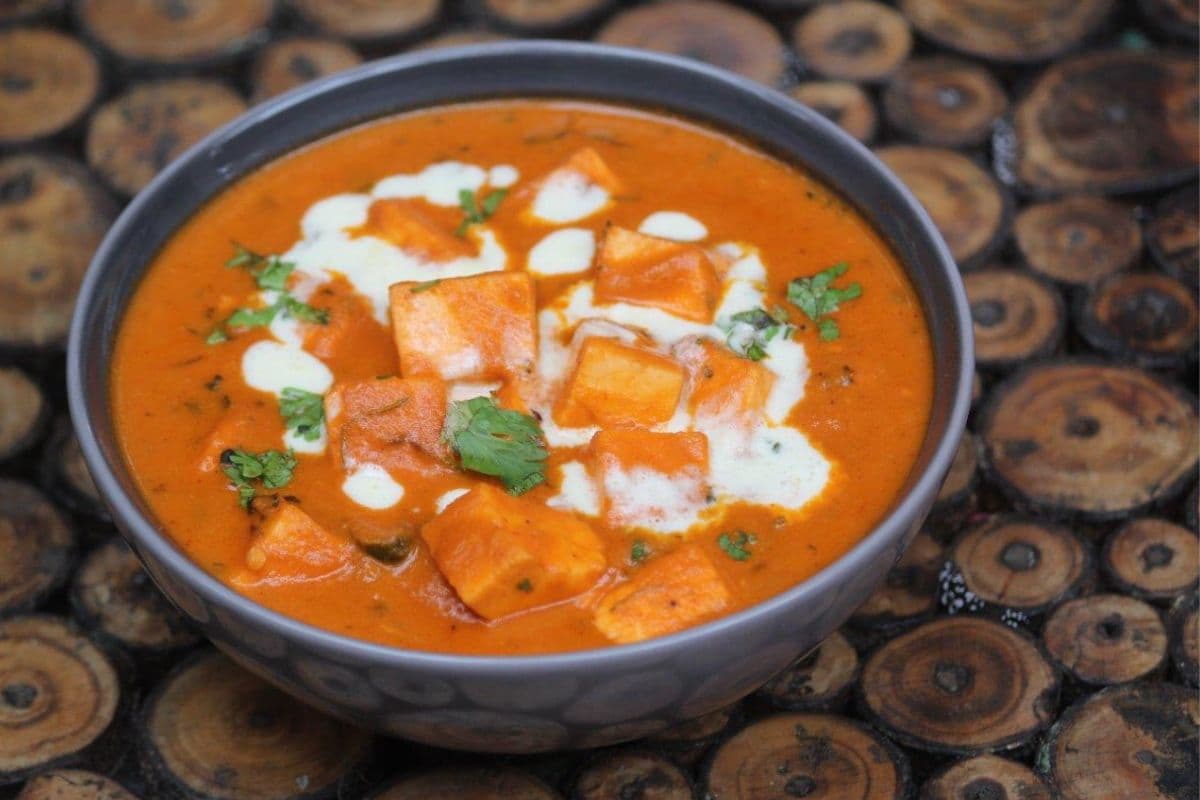 Paneer Butter Masala Recipe: गेस्ट्स को करें इंप्रेस, पनीर बटर मसाला रेसिपी से सजाएं डिनर टेबल