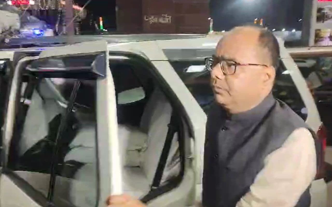 Video: अचानक पटना जंक्शन पहुंच गए DM चंद्रशेखर सिंह, असमाजिक तत्वों पर कार्रवाई का दिया आदेश