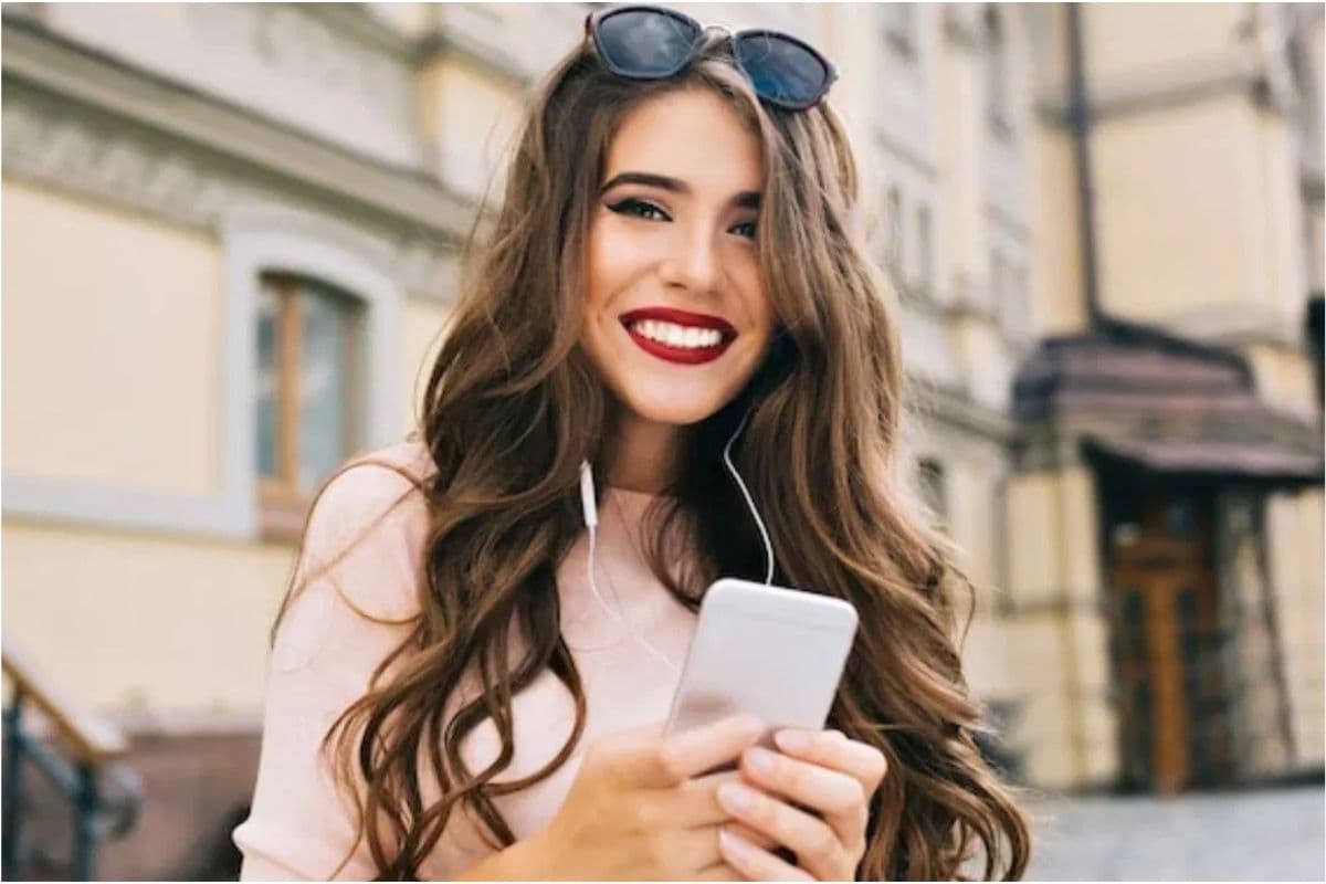 Personality Based on Phone Holding Habits: आपके फोन पकड़ने का तरीका बताता है आपके व्यक्तित्व के राज, जानें कैसे