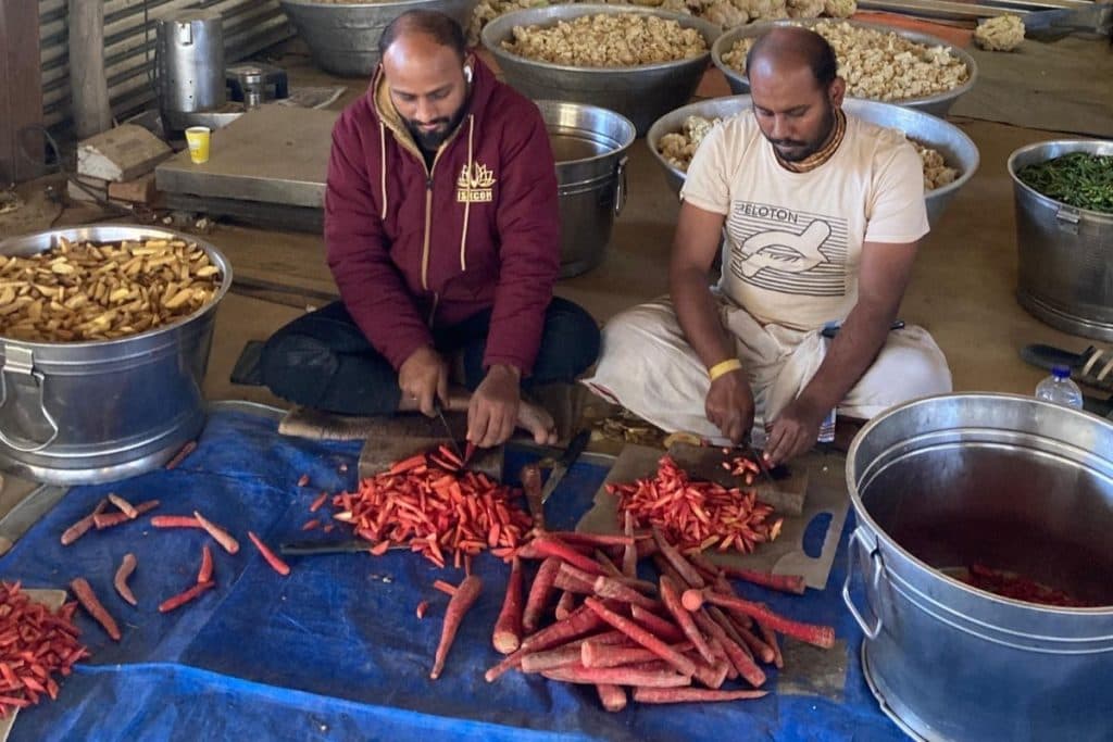 महाकुंभ में काम करते स्थानीय लोग
