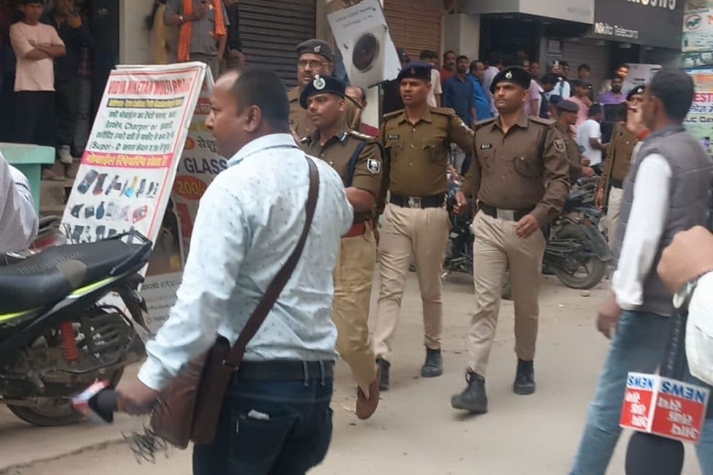 पटना एसएसपी अवकाश कुमार सबसे आगे वर्दी में