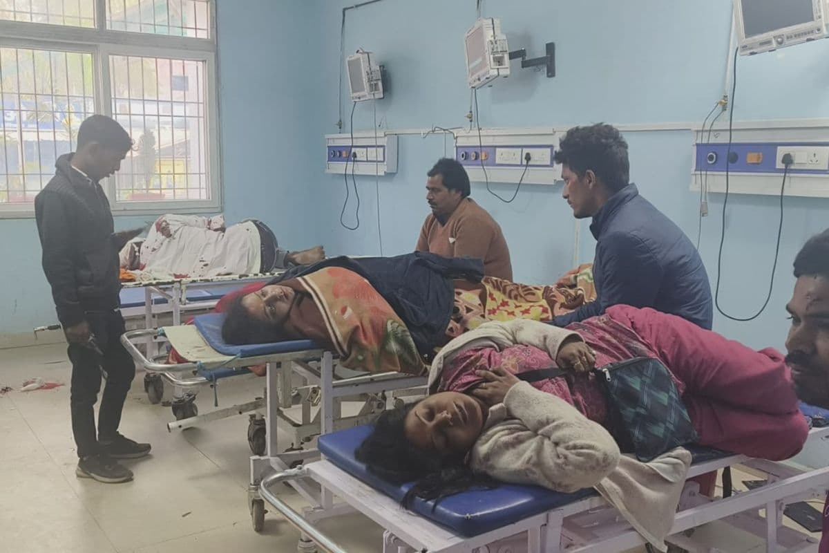 Mahakumbh से लौट रही है स्कॉर्पियो पलटी, पति-पत्नी समेत सात जख्मी, दो की हालत गंभीर