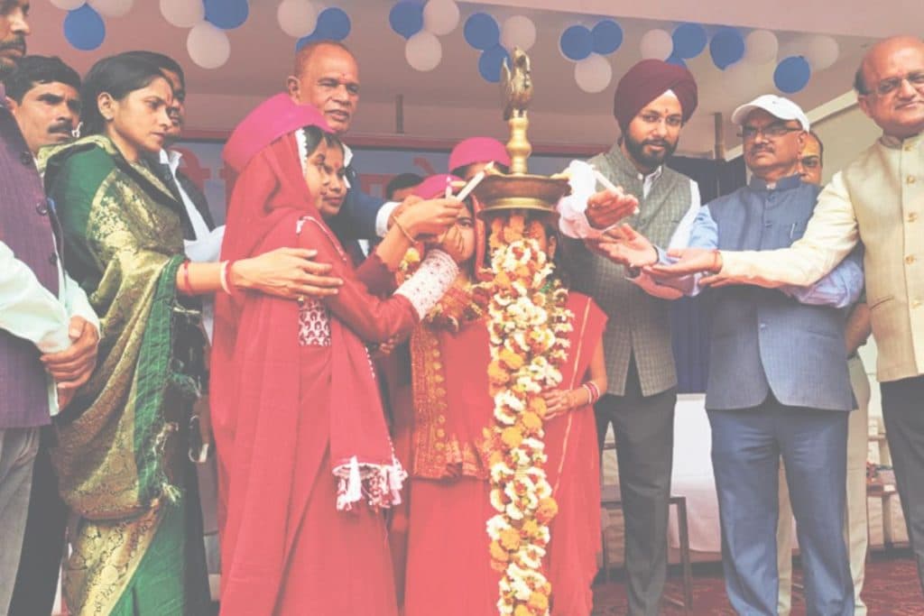 मेले का उद्घाटन करते अतिथी