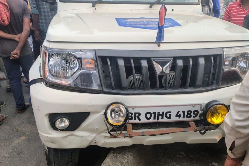 पुलिस स्कॉर्ट की गाड़ी