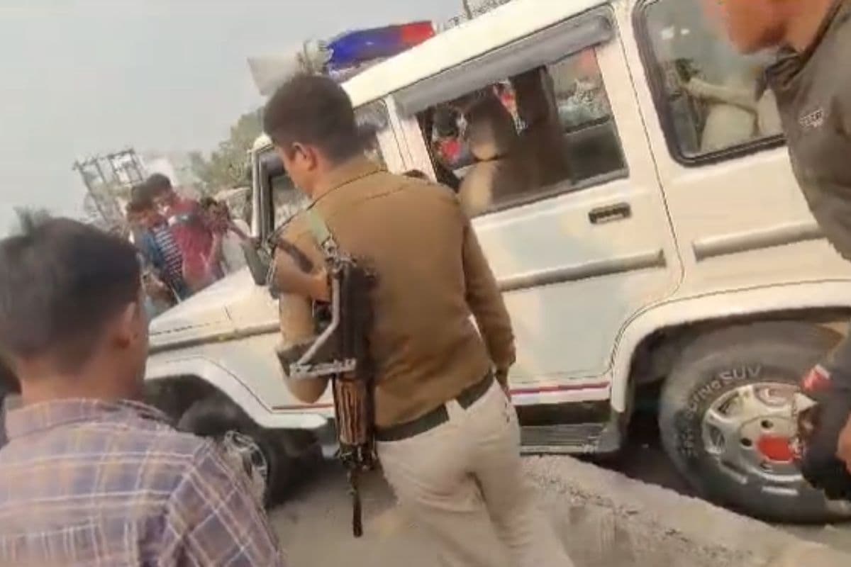 बेतिया में पुलिस स्कॉर्ट की गाड़ी ने स्कूटी सवार को मारी जोरदार टक्कर, सवार दो जख्मी