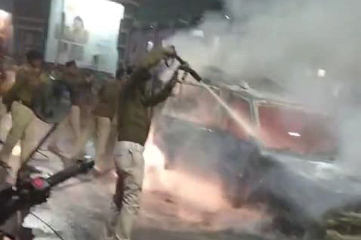 Video: राजधानी पटना में आग का गोला बनी कार, लोगों ने गाड़ी से कूदकर बचाई जान