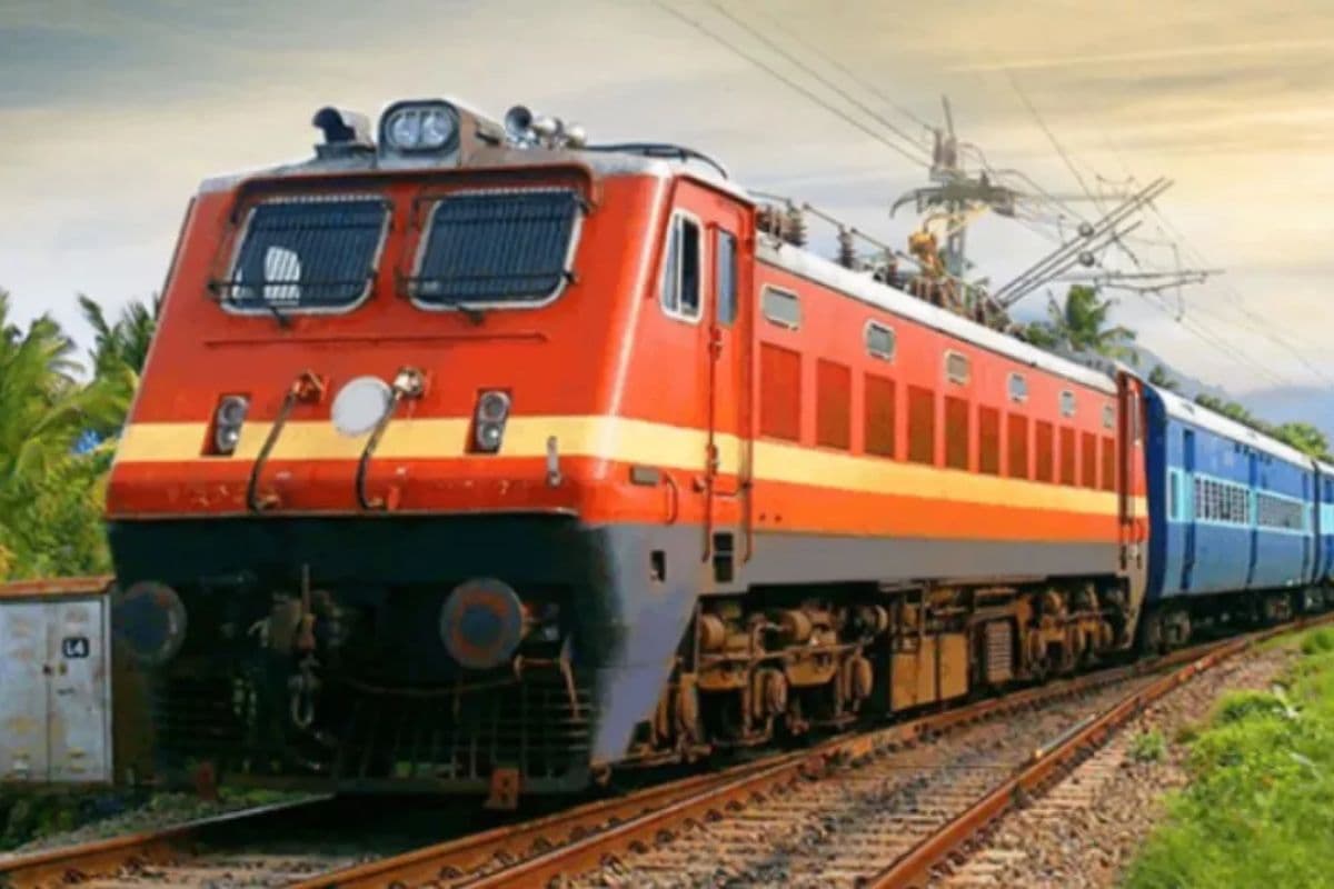 महाकुंभ में हुए हादसे के बाद रेलवे अलर्ट, महाशिवरात्रि पर प्रयागराज से चलेंगी 350 से अधिक ट्रेनें  