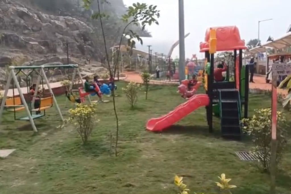 फिटनेस पार्क में लगा झूला