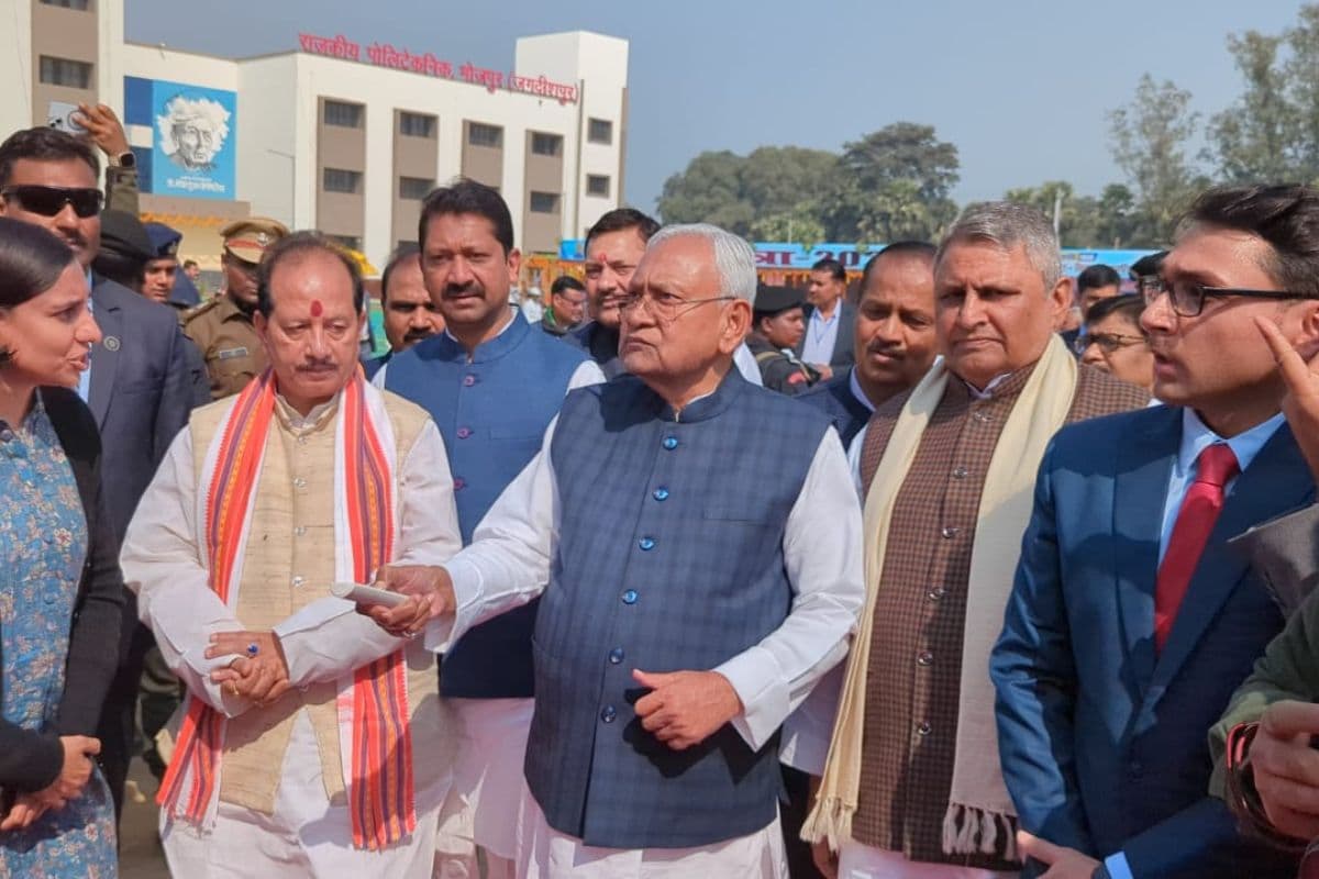 CM नीतीश ने 5 भूमिहीन परिवारों को दिया जमीन का पर्चा, भोजपुर को 406 करोड़ की सौगात