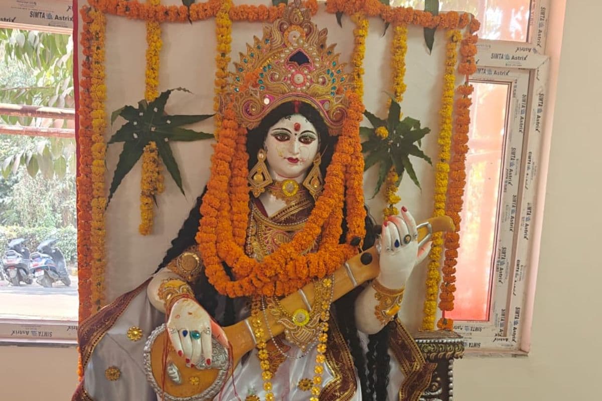 Prayagraj: मोतीलाल नेहरू मेडिकल कॉलेज में धूमधाम से मनाया गया सरस्वती पूजन का उत्सव