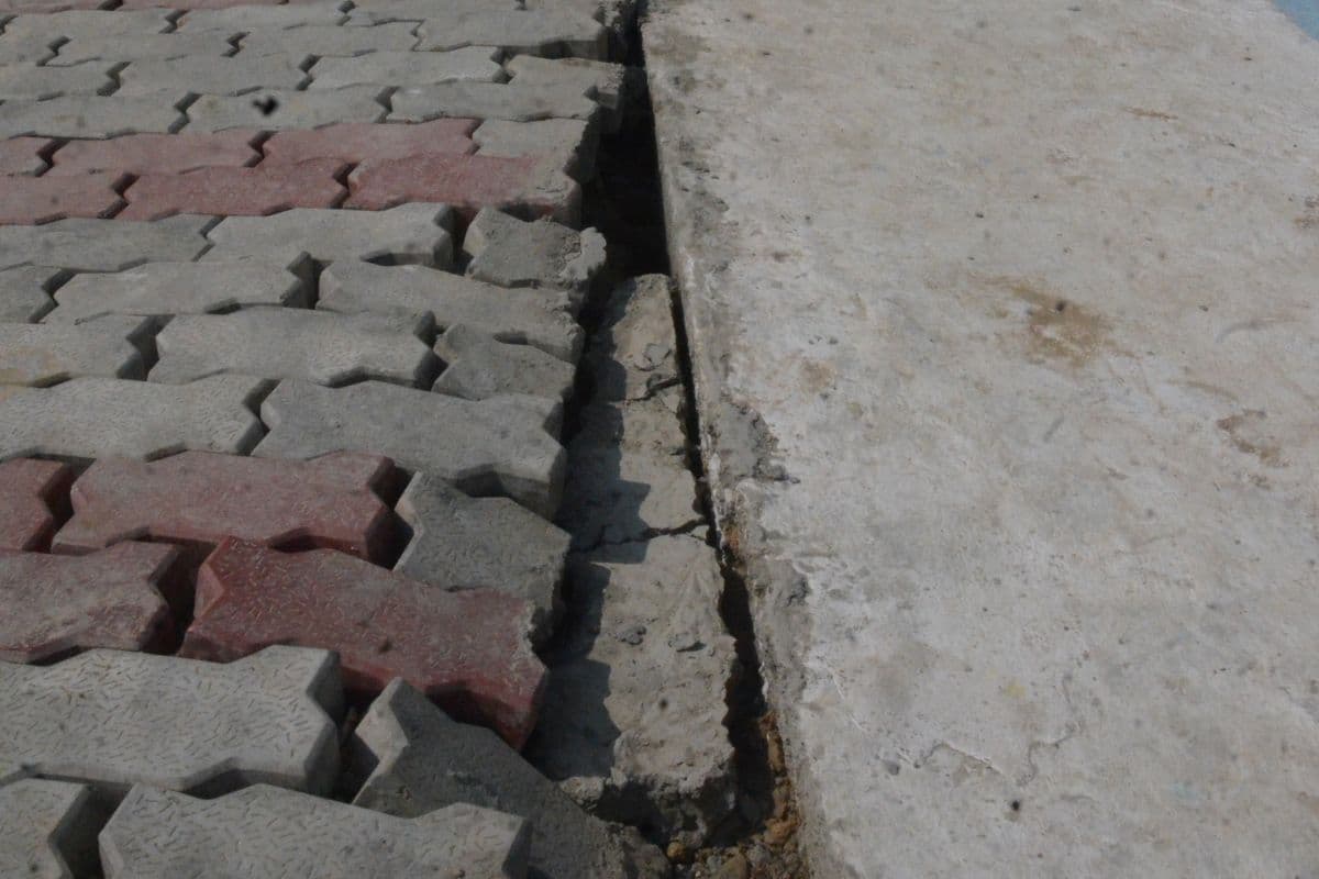 प्रगति यात्रा के महज 10 दिन बाद टूटकर बिखरने लगा सड़क पर लगा पेवर ब्लॉक, सीढ़ी में आयी दरार