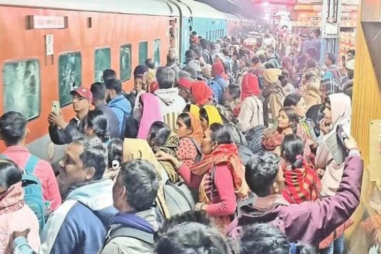 महाकुंभ जाने वाली ट्रेनों पर पथराव करना पड़ा भारी, रेलवे ने शुरू की कार्रवाई
