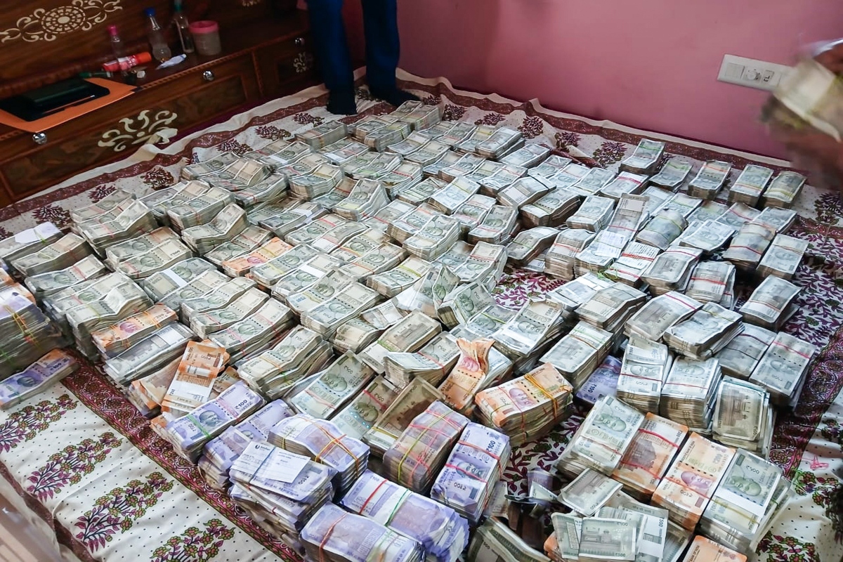 Kolkata News: अवैध कॉल सेंटर पर रेड, 1.18 करोड़ नकद बरामद, चार आरोपी गिरफ्तार