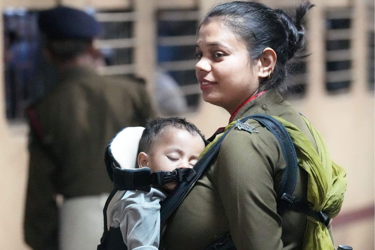 Viral Video: गोद में बच्चा… चेहरे पर मुस्कान, ऐसे महाकुंभ की भीड़ संभाल रही महिला जवान