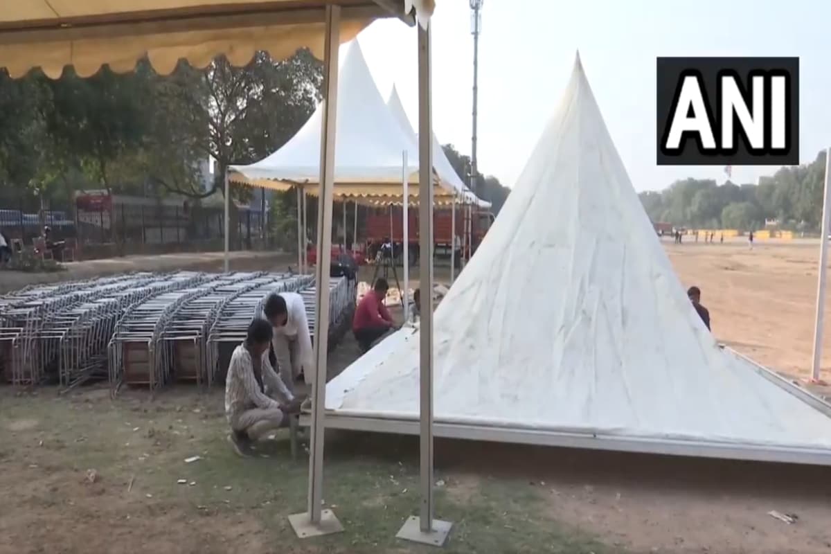 Delhi New CM Oath Ceremony: रामलीला मैदान में शपथ ग्रहण समारोह की तैयारी तेज, दिन रात हो रहा काम, देखें Video