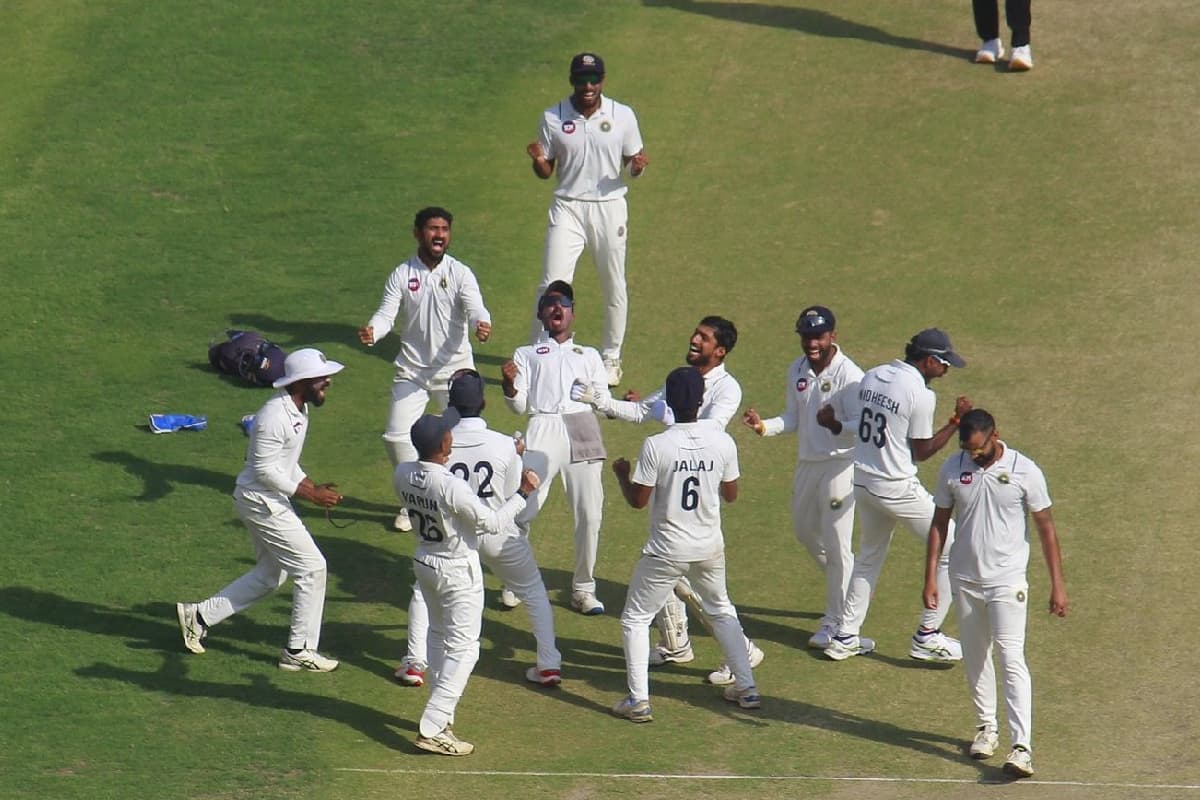 Watch Video: फील्डर ने हेलमेट पर रोका बॉल और टीम पहुंच गई फाइनल में