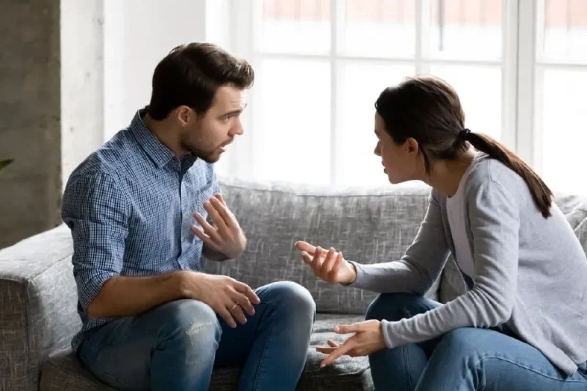 Relationship Tips: कहीं आपकी गर्लफ्रेंड धोखेबाज तो नहीं, इन 5 आदतों से करें पहचान