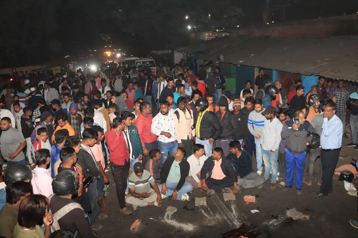 सड़क जाम करते मौत से आक्रोशित लोग