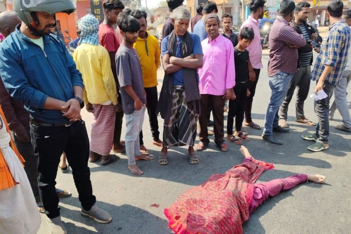 मधुपुर में बच्चे को बचाने में अनियंत्रित हुई बाईक से गिरी बैंक की कैशियर नेहा, पिकअप ने कुचल दिया