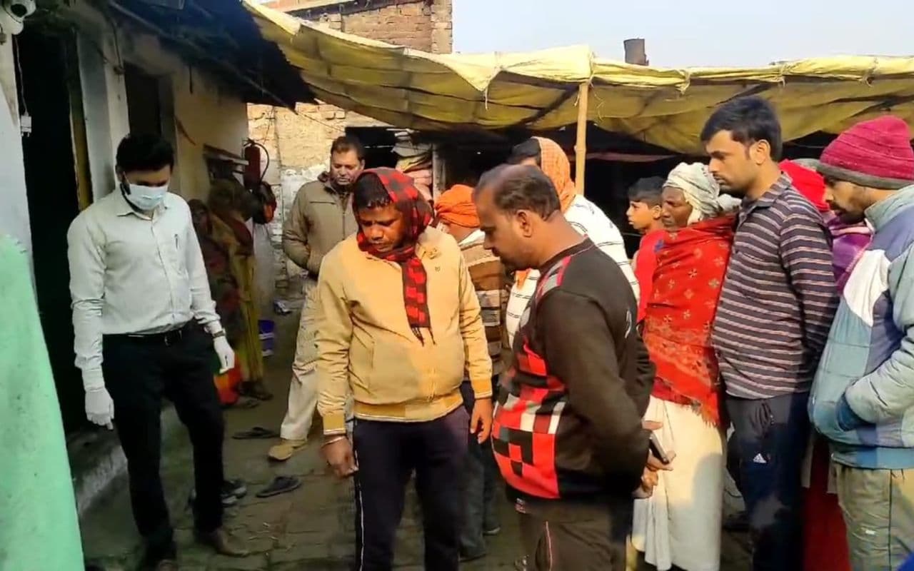 Bihar Crime: सामान निकालो नहीं तो गोली मार देंगे… अपराधियों ने पिता–पुत्र को मारी गोली, इलाके में हड़कंप Bihar Crime: सामान निकालो नहीं तो गोली मार देंगे… अपराधियों ने पिता–पुत्र को मारी गोली, इलाके में हड़कंप