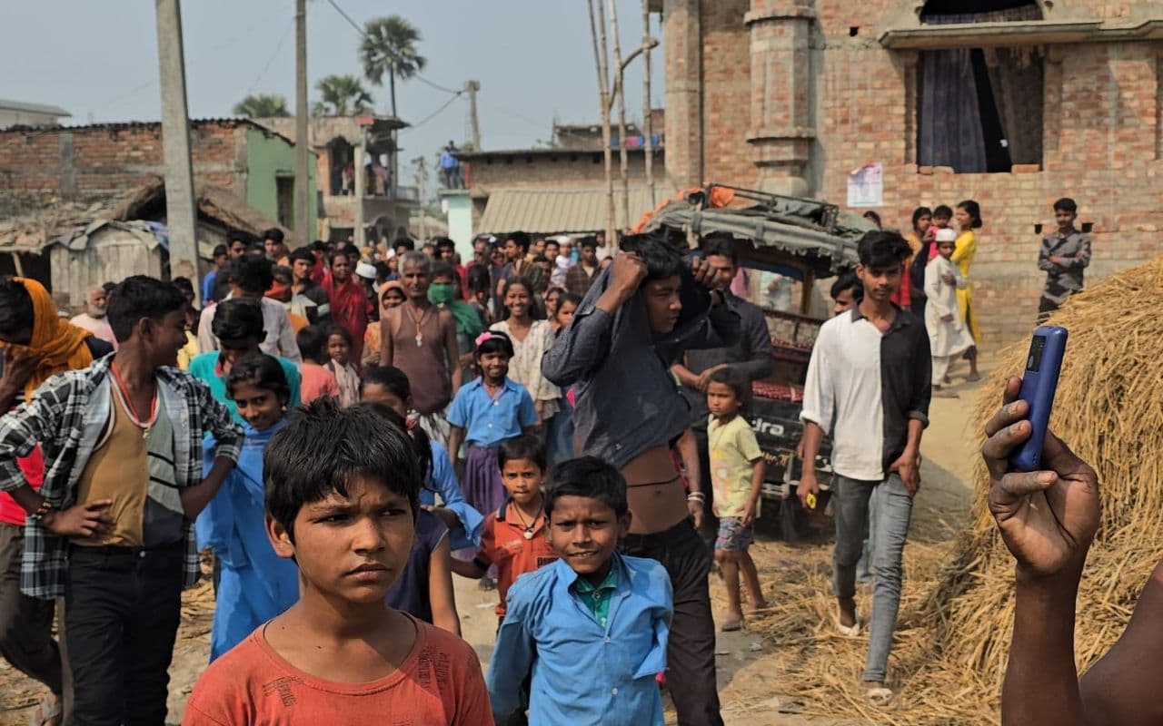 Bihar News: शराब तस्करों ने 4 पुलिसवालों को ही बना लिया बंधक, गुंडागर्दी के सामने प्रशासन बेबस