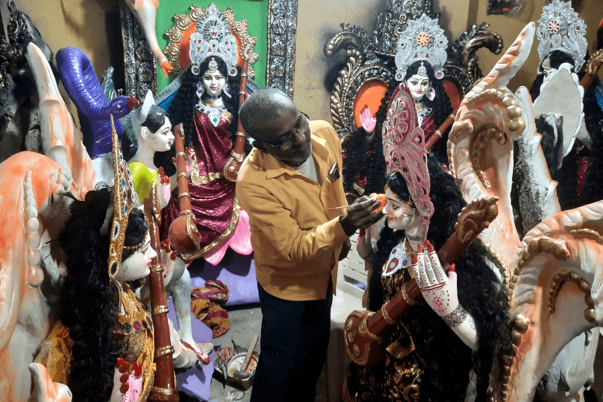 Saraswati Pooja 2025: सरस्वती पूजा पर दो ग्रहों का बन रहा दुर्लभ संयोग, रेवती नक्षत्र में होगी पूजा, जानें शुभ मूहूर्त