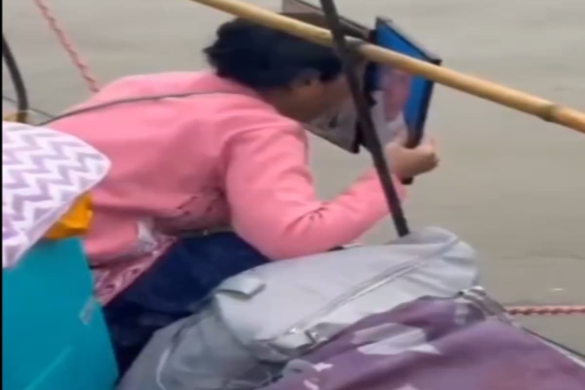 Viral Video: महाकुंभ में माता-पिता की तस्वीरों को बेटी ने लगवाई आस्था की डुबकी , वीडियो देख लोग हुए भावुक 