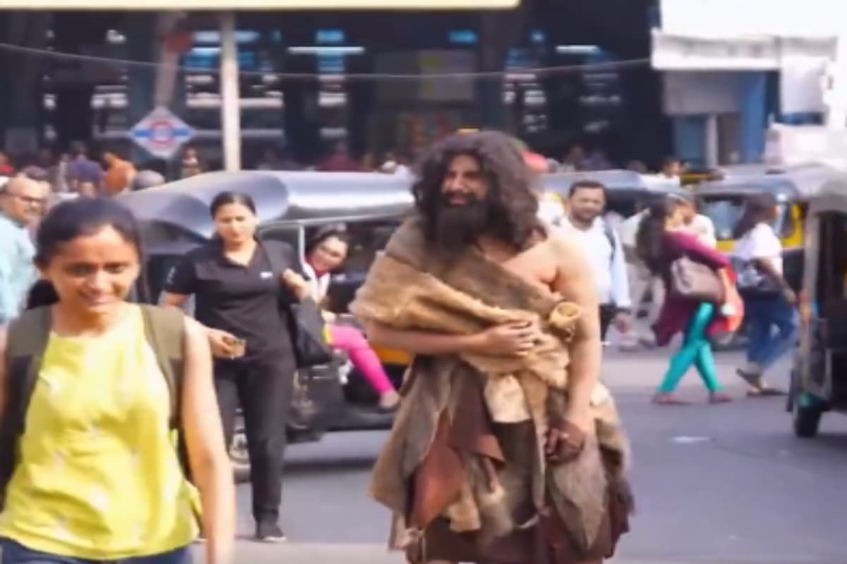 Viral Video: मुंबई की सड़कों पर आदि मानव के अवतार में घूमते दिखें आमिर खान, वीडियो वायरल