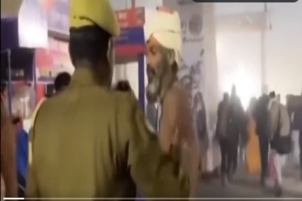 Viral Video: महाकुंभ में कोड़े मारने वाले बाबा को पुलिस ने रोका, वीडियो हुआ वायरल 