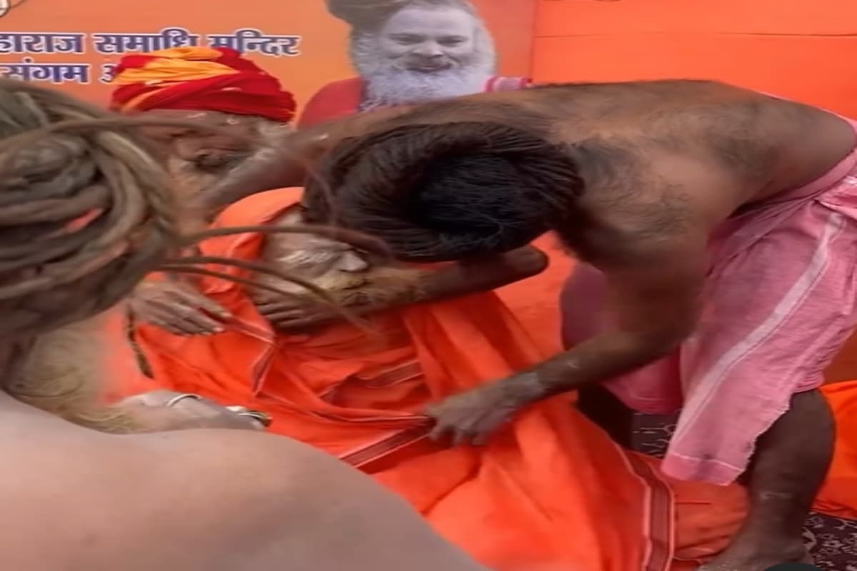 Viral video: 144 साल की उम्र में महाकुंभ में बाबा ने ली समाधि, वीडियो हुआ वायरल