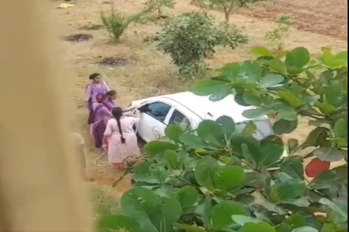 Viral video: शिक्षक ने स्टूडेंट्स से करवाई अपनी कार की सफाई, वीडियो देख लोगों का भड़का गुस्सा