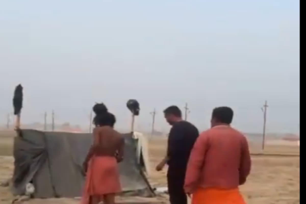Viral Video: महाकुंभ में नॉन वेज बनता देख बाबा भड़के, जमकर कर दी पिटाई