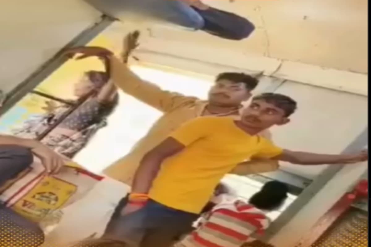 Viral Video : पति से हुआ विवाद, चलती ट्रेन से महिला ने लगाई छलांग