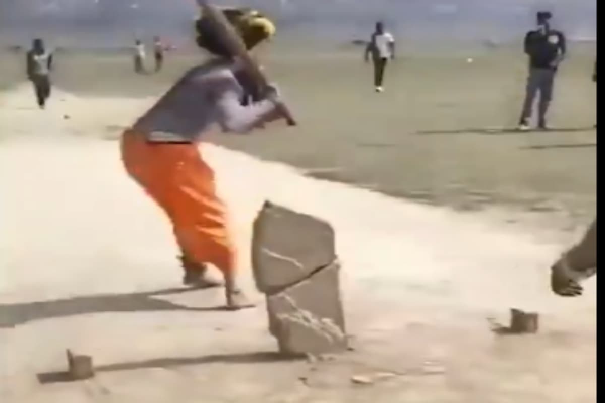 Viral Video: महाकुंभ में साधु बाबा ने थामा बैट, किया चौकों और छक्कों की बरसात 