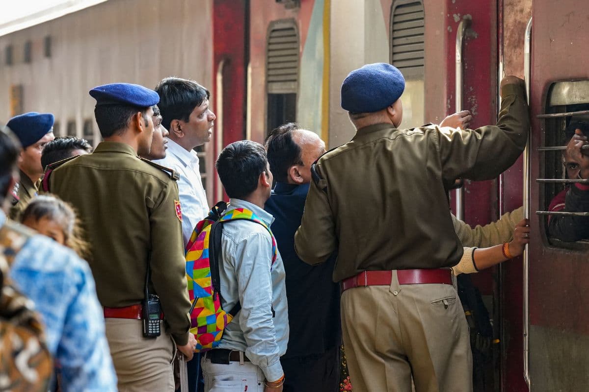Delhi Railway Station Stampede: फुटओवर ब्रिज पर बेवजह खड़े हुए तो खैर नहीं, भगदड़ के बाद एक्शन में RPF