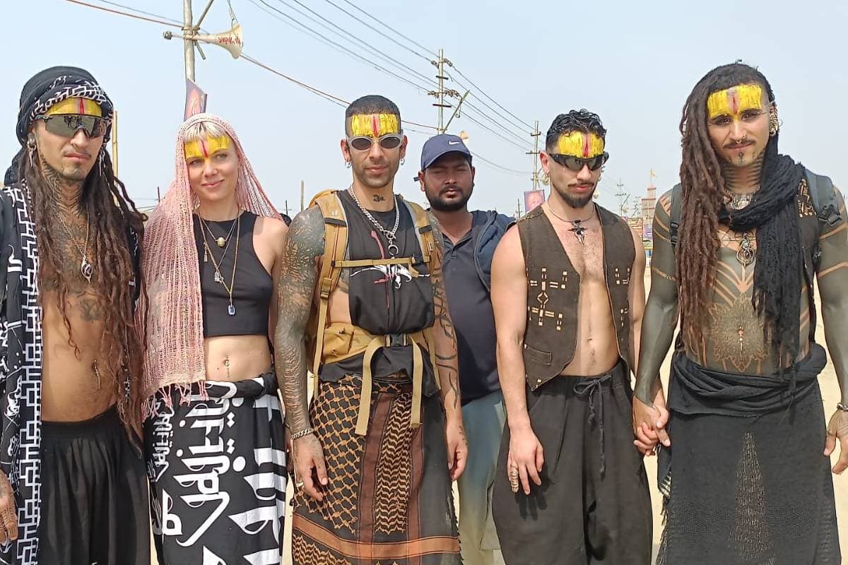 Mahakumbh 2025 : अंतिम स्नान के लिए ब्राजील से आया शिव भक्तों का जत्था, गुदवाया भोले भंडारी का टैटू