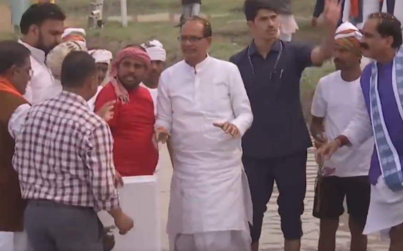 Video: कीचड़ में उतर कर ये क्या करने लगे शिवराज सिंह चौहान? केंद्रीय कृषि मंत्री का दिखा अनोखा रूप