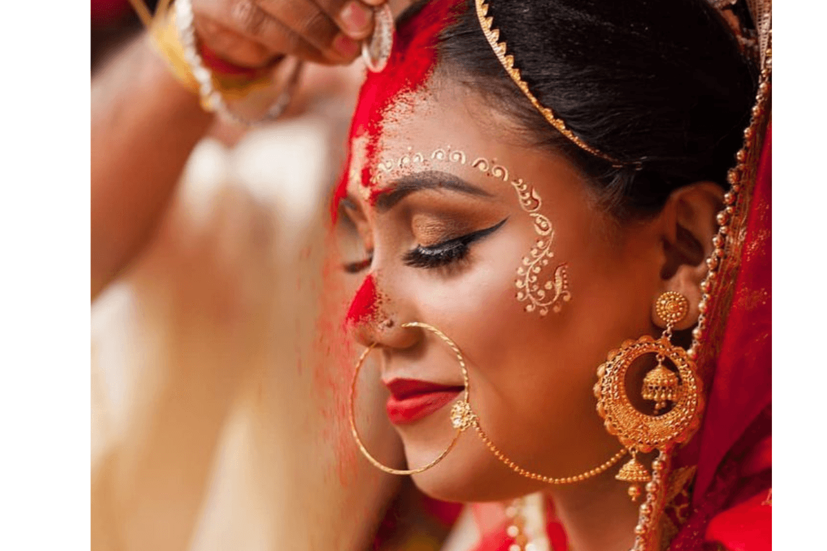 Sindoor Applying Rules and Significance: सिंदूर लगाने से पहले जान लें ये जरूरी नियम, नहीं होगी कोई अशुभता Sindoor Applying Rules and Significance: सिंदूर लगाने से पहले जान लें ये जरूरी नियम, नहीं होगी कोई अशुभता