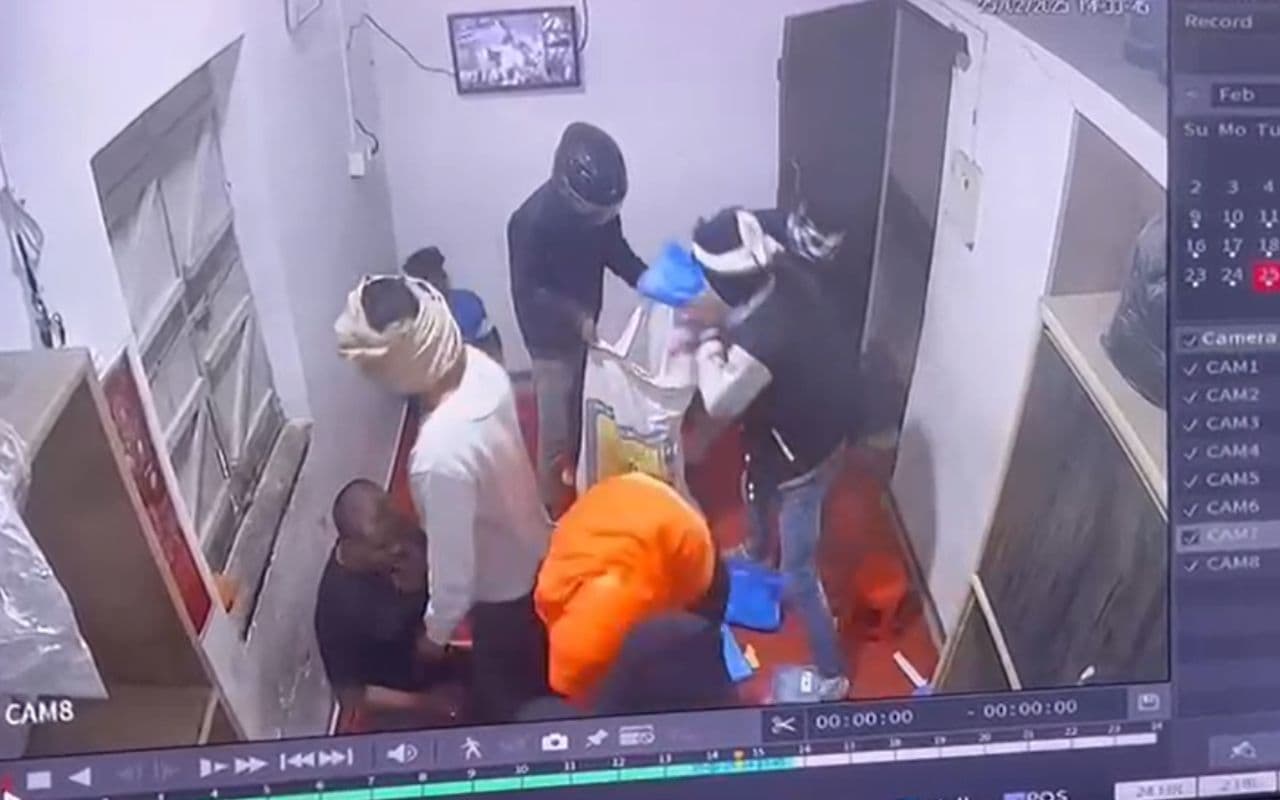 Siwan News: 3 बाइक से आए 8 बदमाशों ने हथियार के बल की 16 लाख के गहनों की लूट, ग्रामीणों से घिरता देख भागे