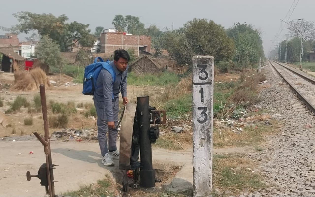 Bihar News: यहां ट्रेन से उतरकर रेलकर्मी खोलते और बंद करते हैं फाटक, इस वजह फाटक पर होता है ट्रेन का इंतजार