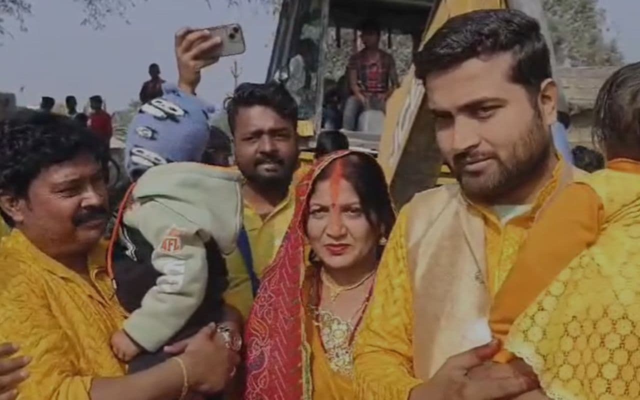 Viral Video: सिवान में JCB बना दुल्हन का रिश्तेदार, रस्म निभा शादी को बना दिया खास, देखें मजेदार वीडियो